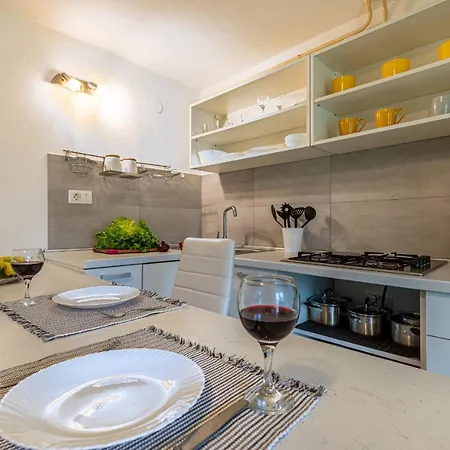 Apartament Holiday Nela *